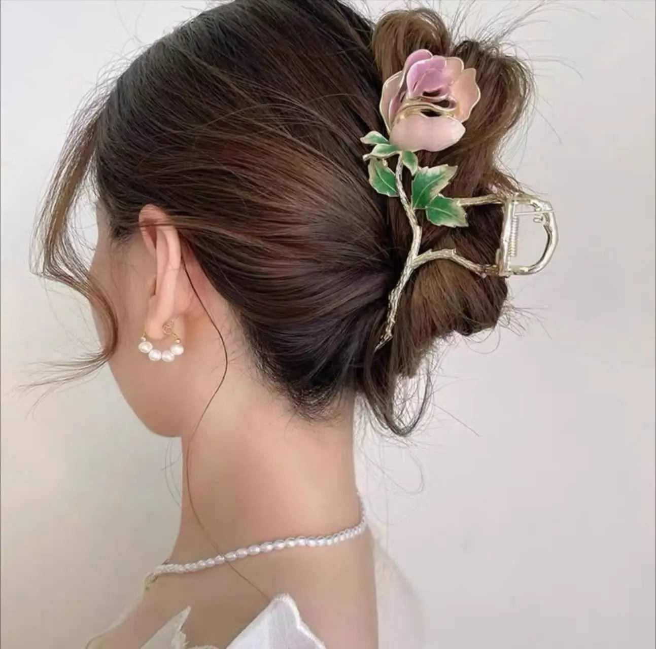 Rose-colored metal clips (1)