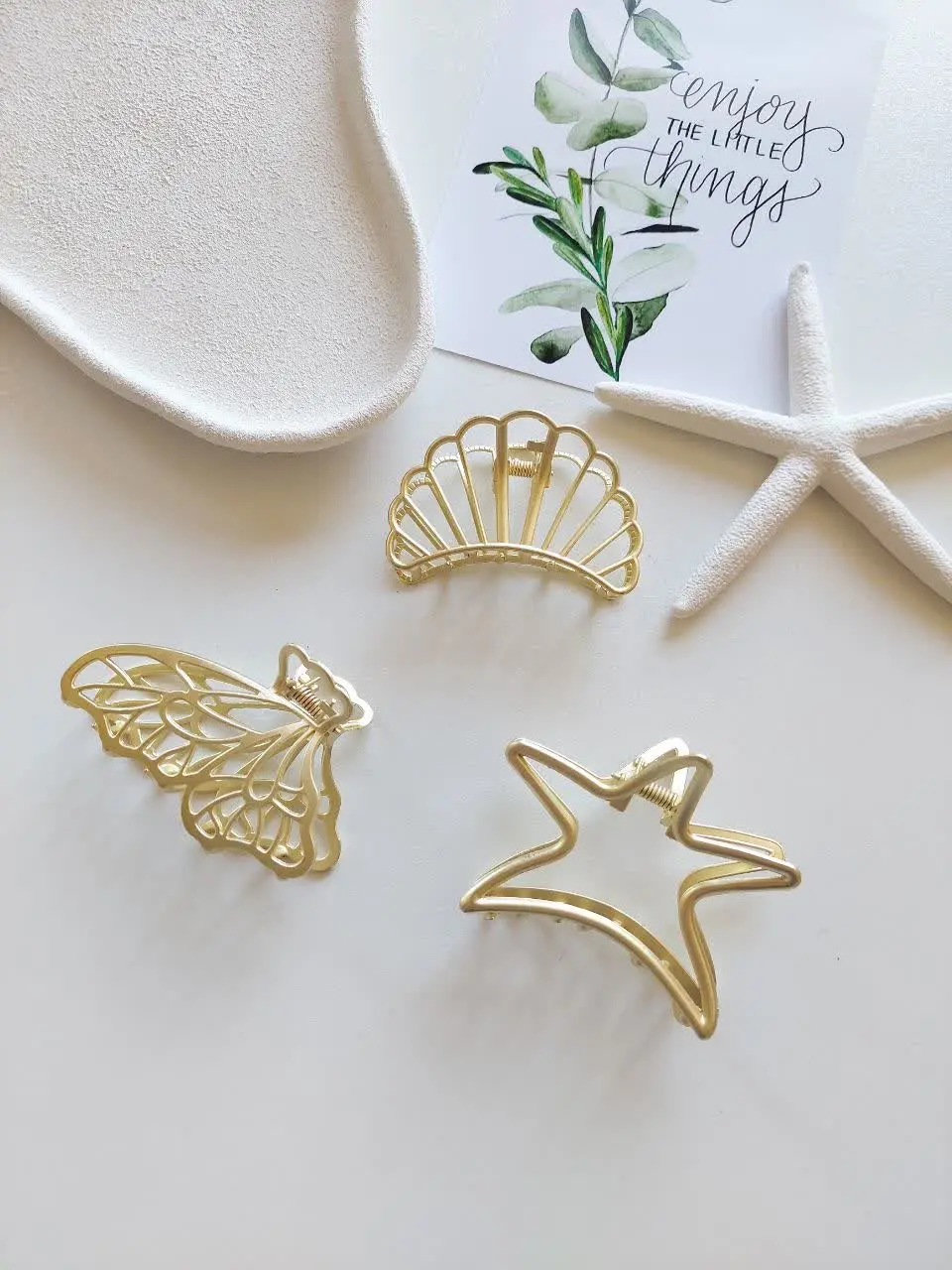 Minimalist gold medium metal clips (4)